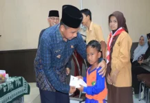 Puluhan Pelajar Kampar Terima Bantuan Pendidikan