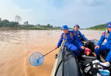 Ditpolairud Polda Riau Bersihkan Sampah di Arena Pacu Jalur Kuansing 2026
