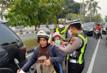 Polisi Bagikan Ribuan Masker ke Pengendara Pekanbaru