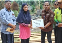 Sekda Meranti Serahkan Bantuan untuk Guru Korban Kebakaran di Rangsang
