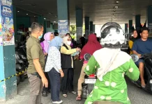 Kabut Asap Karhutla, Warga Kampar Dibagikan Masker