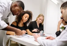 Social Loafing: Mengapa Performa Menurun saat Bekerja dalam Tim