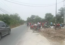Warga Gotong Royong Bersihkan Jalan Teropong Antisipasi Kejahatan Begal