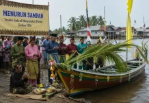Menurun Sampan Tradisi Masyarakat Pesisir Rokan Hilir Sarat Kearifan Lokal