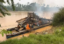 Polsek Cerenti Tindak PETI, Dua Rakit Dompeng Dibakar