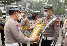 Ungkap SIM Palsu, 13 Personel Ditlantas Polda Riau Raih Penghargaan