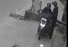 Pelaku Pencurian Panel Penerangan Jalan Umum di Pekanbaru Terekam CCTV