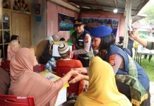 Polwan Polda Riau Buka Klinik Terapung di Sungai Duku