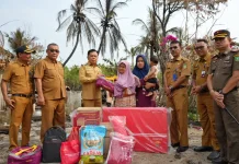 Kunjungi Korban Kebakaran, Bupati Meranti Salurkan Bantuan dan Janji Bangun Rumah