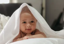 Bayi Tidak Selalu Perlu Dibedaki Sehabis Mandi
