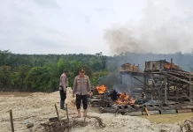 Polres Kuansing Musnahkan 14 Rakit PETI di Empat Lokasi