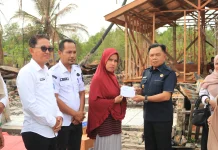 Bupati Asmar Serahkan Santunan Rp61,5 Juta untuk Guru Korban Kebakaran di Meranti