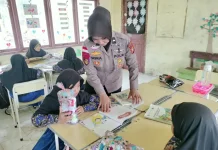 Tingkatkan Minat Baca, Kapal Baca Polri Sambangi SDN 18 Semulut.