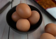 Tambah Cuka saat Merebus Telur, Benarkah Cangkang Aman