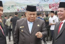 HUT TNI ke-81, Plt Bupati Muklisin Hadiri Upacara di Kantor Gubernur Riau