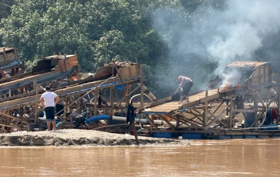 Polisi Musnahkan Belasan Rakit Dompeng Tambang Emas Ilegal di Kuansing