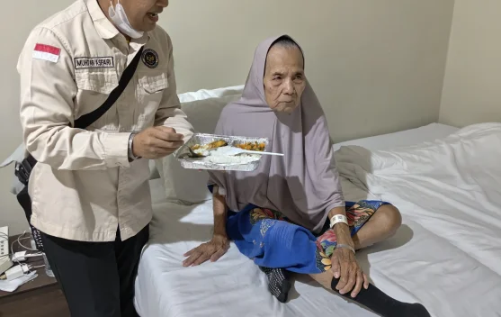 Ketua Kloter BTH 08 Tunjukkan Kepedulian, Rawat Jemaah Sakit Layaknya Orangtua