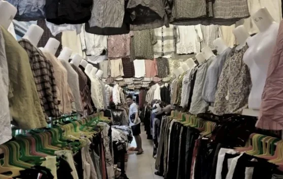 Baju Bekas atau Thrifting Jadi Idola Anak Muda