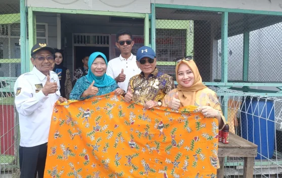 Bupati Rohil Borong Batik dan Produk Olahan Laut UMKM Penipahan