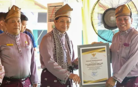 Bupati Kuansing Raih Dua Penghargaan Dari Menteri Agama RI