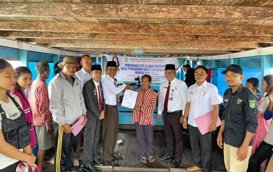 Gelar Perekaman di Laut, Warga Nerlang Akhirnya Miliki KTP-el dan Akta Nikah