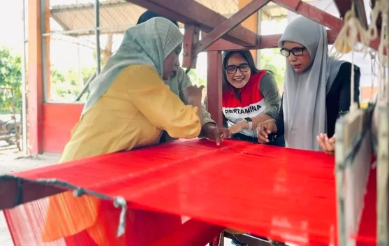 Merajut Kembali Mimpi yang Hanyut: Kisah Pengrajin Tenun Bangkit Bersama PHR