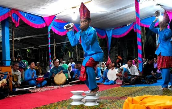 Tari Inai Piring Dua Belas, Warisan Budaya Unik dari Rokan Hilir