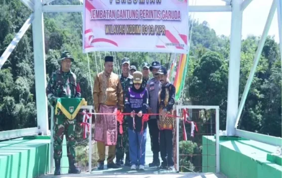 Wabup Kampar Resmikan Jembatan Gantung Perintis Garuda Bantuan Presiden RI