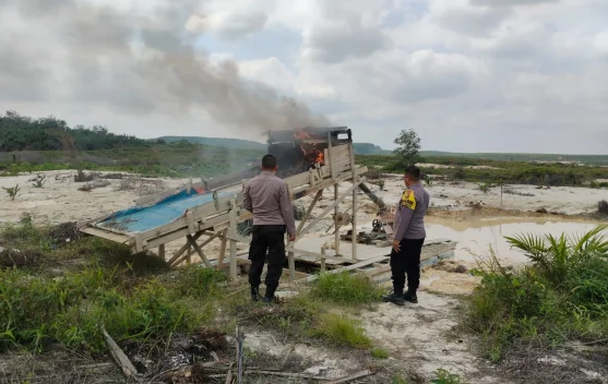 Polres Kuansing Musnahkan Puluhan Rakit Tambang Emas Ilegal