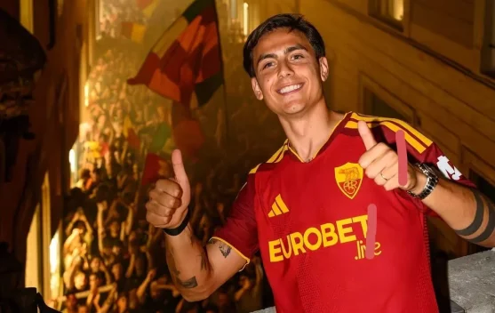 Ribuan Suporter Meriahkan HUT Ke-99 AS Roma di Pusat Kota Roma