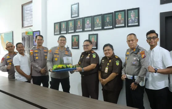 Hari Bhakti Adhyaksa, Kapolres Meranti Beri Kejutan Tumpeng ke Kejari