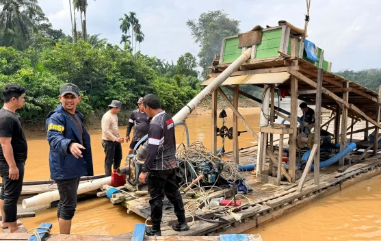 Polda Riau Tertibkan PETI di Kuansing, Dua Rakit Dimusnahkan