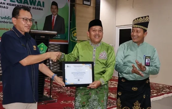 Muliardi Terima Dua Penghargaan dari Kanwil DJPb Riau, Disaksikan Sekjen Kemenag