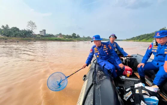 Ditpolairud Polda Riau Bersihkan Sampah di Arena Pacu Jalur Kuansing 2026