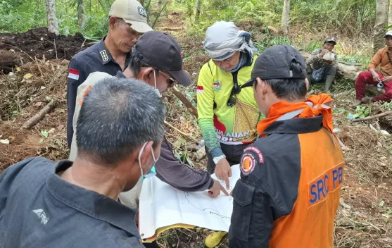 Tinjau Karhutla Gemala Sari, Sekda Sudandri Ikut Bantu Pemadaman