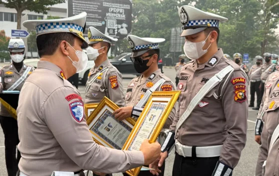 Ungkap SIM Palsu, 13 Personel Ditlantas Polda Riau Raih Penghargaan