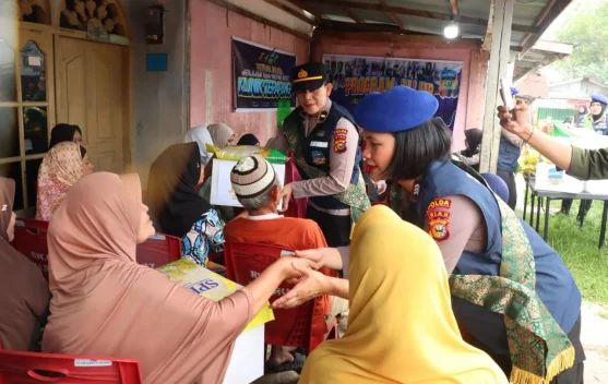 Polwan Polda Riau Buka Klinik Terapung di Sungai Duku