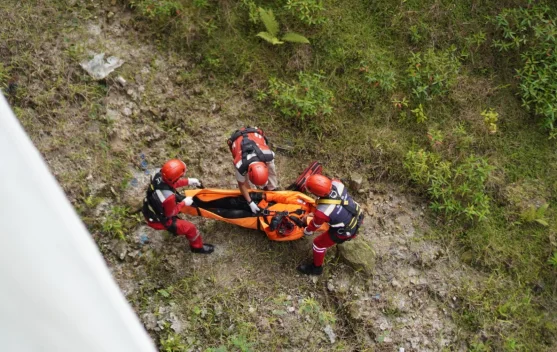 Perkuat Rasa Aman Pengguna Jalan, HKA Gelar Simulasi Vertical Rescue di Tol KUTEPAT