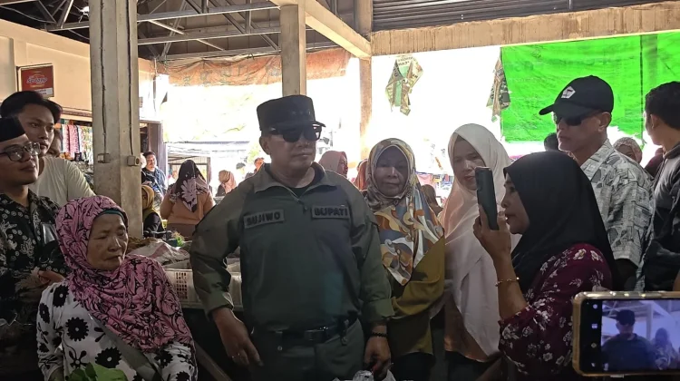 Sujiwo Cek Stok dan Harga Sembako di Pasar Tradisional