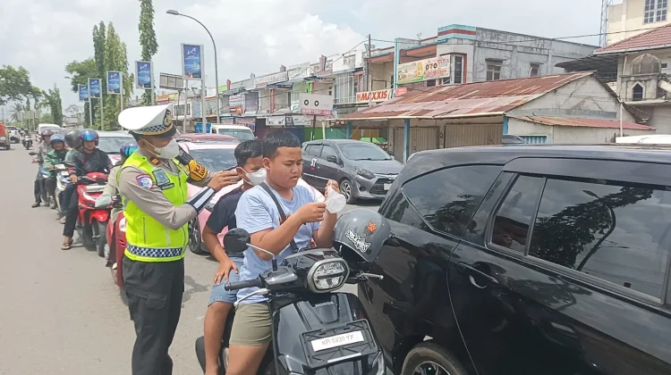 Kabut Asap Semakin Pekat, Polres Kubu Raya Bagikan Masker