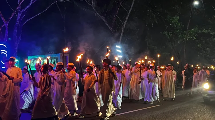 Para Santri mengikuti Pawai Obor Kubu Raya Menjelang Ramadan 1447 H
