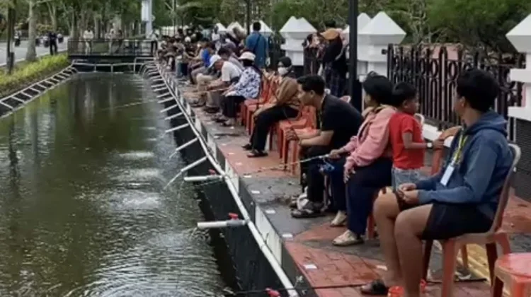 Cara Pemerintah Hibur Masyarakat, Mancing Gratis Nunggu Bedug