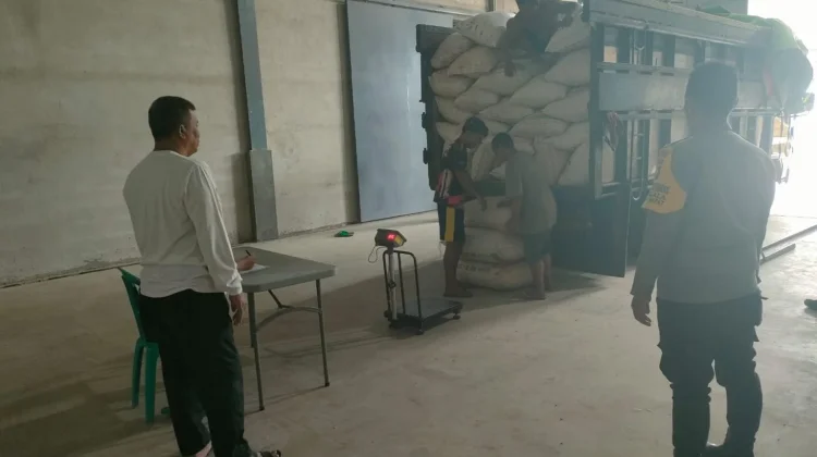 Polsek Singkawang Barat Kirim 5 Ton Jagung ke Gudang Bulog