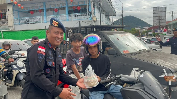 Aksi Peduli Sosial, Brimob Kalbar Berbagi Takjil