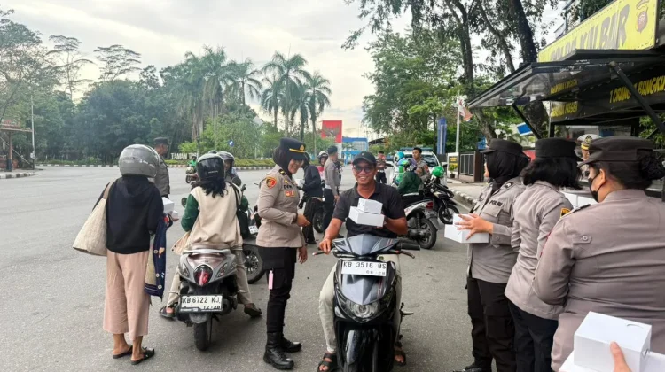 Polwan Polda Kalbar Bagikan Takjil Gratis
