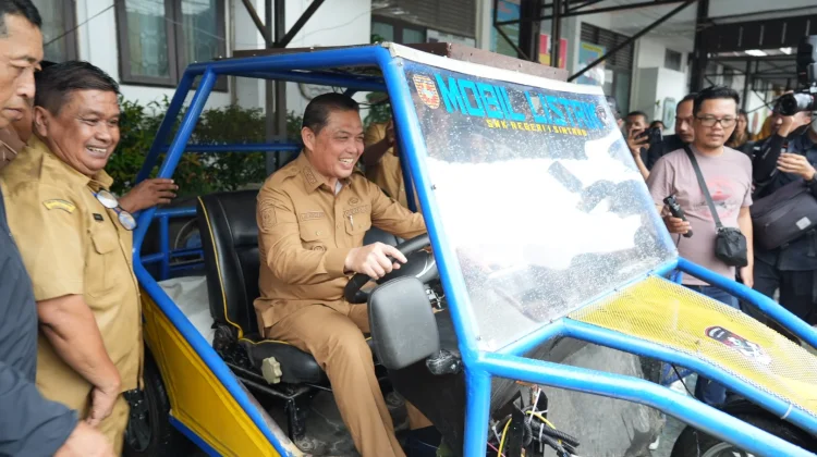 Jajal Mobil Listrik SMKN 1 Sintang Ria Norsan Dorong Kolaborasi
