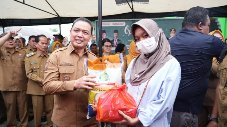 Tekan Inflasi Gubernur Ria Norsan Buka Pasar Murah Sintang