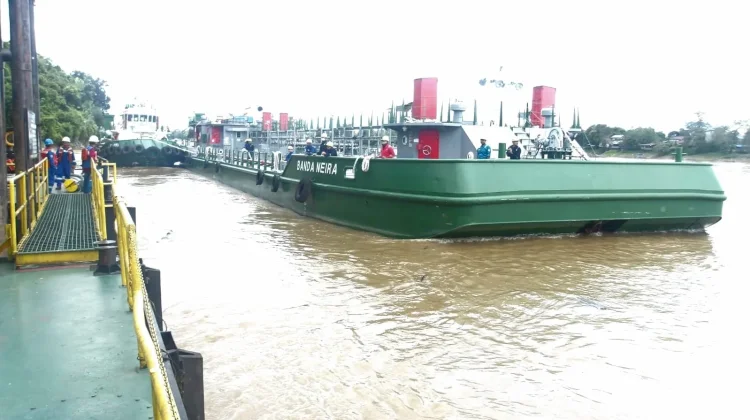 Pasok BBM di Hulu Kalbar, Kapal Pengangkut BBM Pertamina Tiba di Sintang