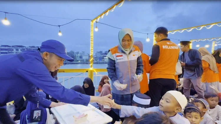 Rumah Zakat Ajak Anak Yatim Berbuka dan Belanja Baju Lebaran