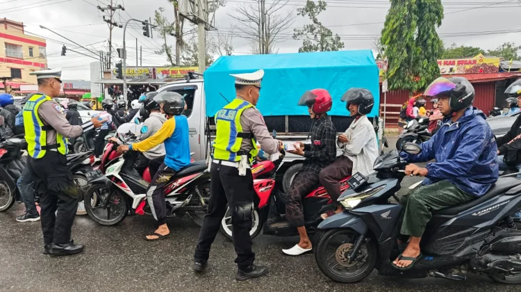Polres Kubu Raya Hadirkan Takjil Gratis dan Edukasi Lalu Lintas
